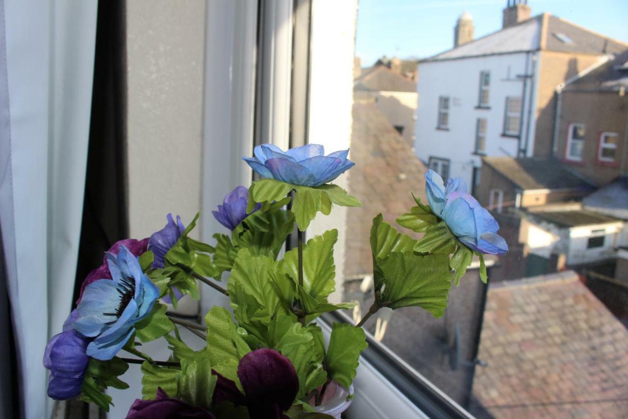 John St Town House - Self Catering - Guesthouse Style - Great Value Family And Double Rooms Workington Kültér fotó